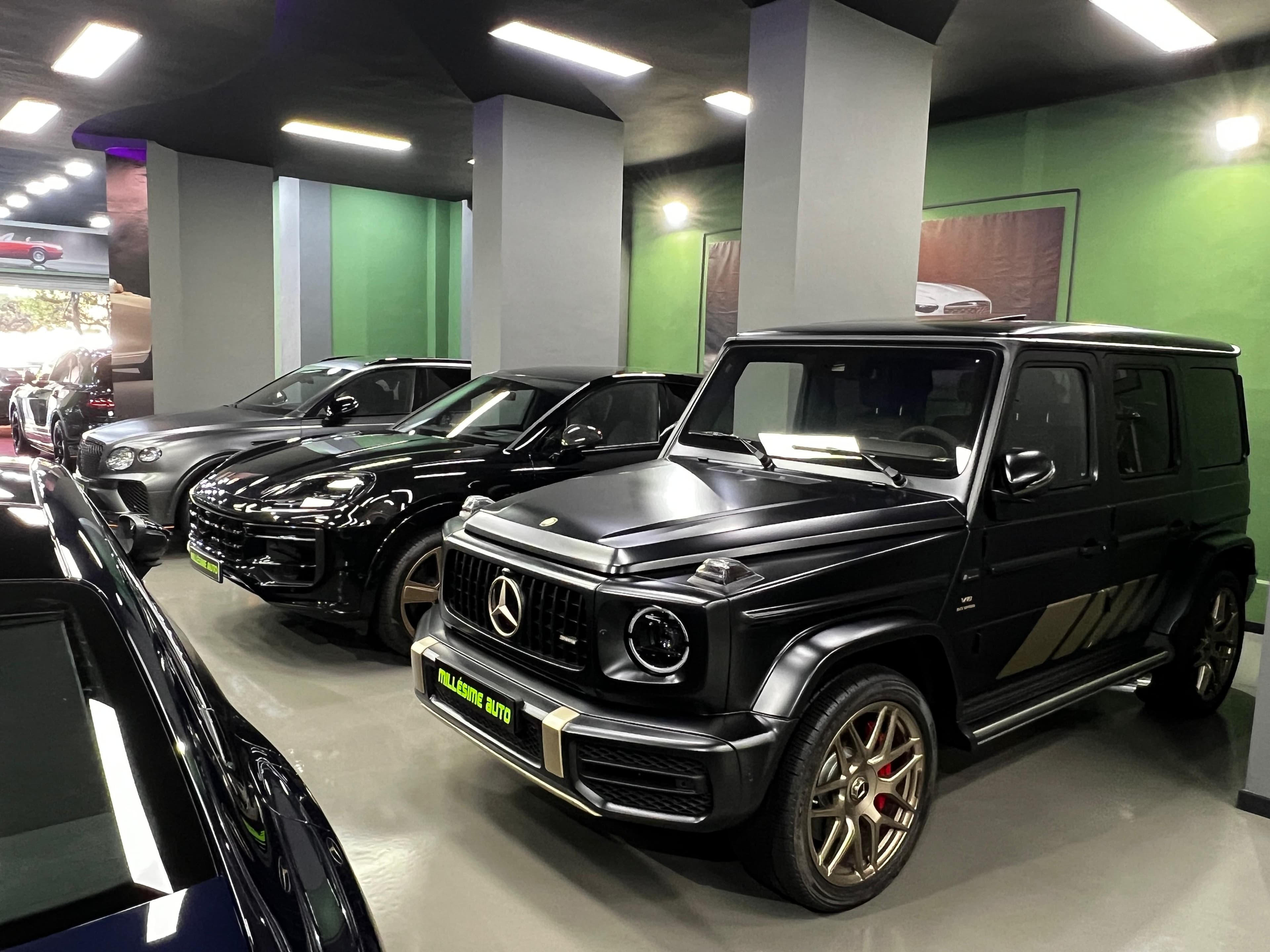 Mercedes G-Class et Porsche Cayenne dans le showroom Millesime Auto à Rabat